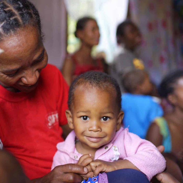 Un enfant dans un centre de santé de la région d'Analanjirofo, à Madagascar.