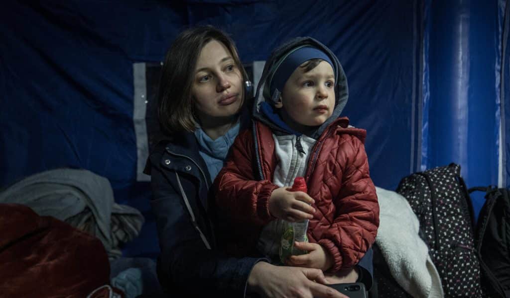 Le 1er mars 2022, Xenia, 34 ans, et son fils Marc, 2 ans, ont quitté précipitamment Odessa, à 6 heures du matin, pour entrer en Roumanie, au poste frontière d'Isaccea. © UNICEF/UN0599593/Moldovan