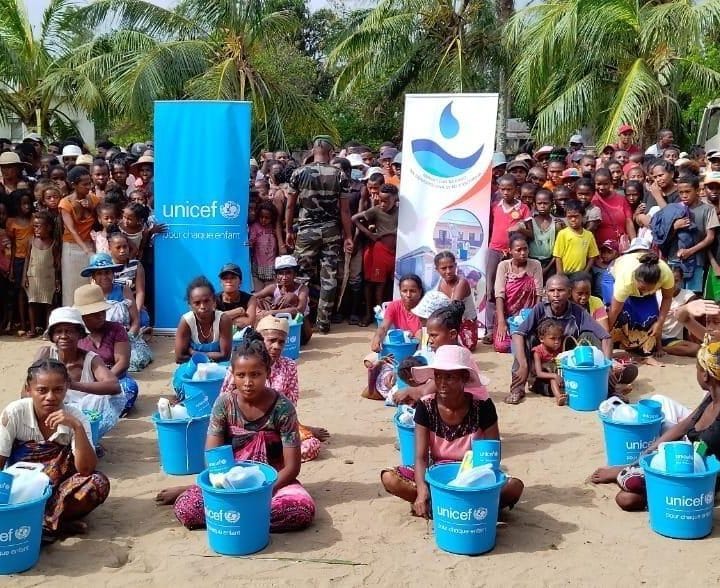 Distribution des premiers kits d’hygiène aux familles affectées suite au passage du cyclone Batsirai à Madagascar.