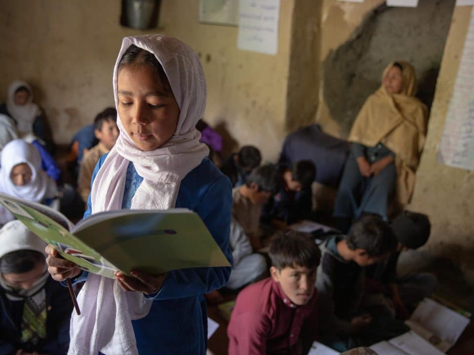Le 22 juin 2022, Samira, 12 ans, lit un texte devant sa classe. © UNICEF/UN0690300/Bidel