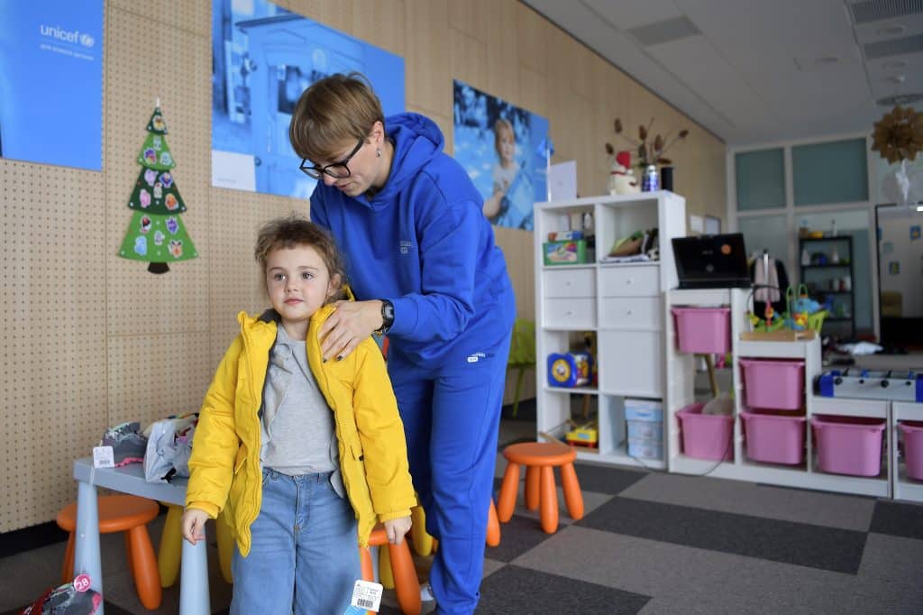 Alexandra, 4 ans, a quitté Odessa en Ukraine pour se réfugier avec sa mère Anastasia en Roumanie. © UNICEF/UN0772647/Nicodim