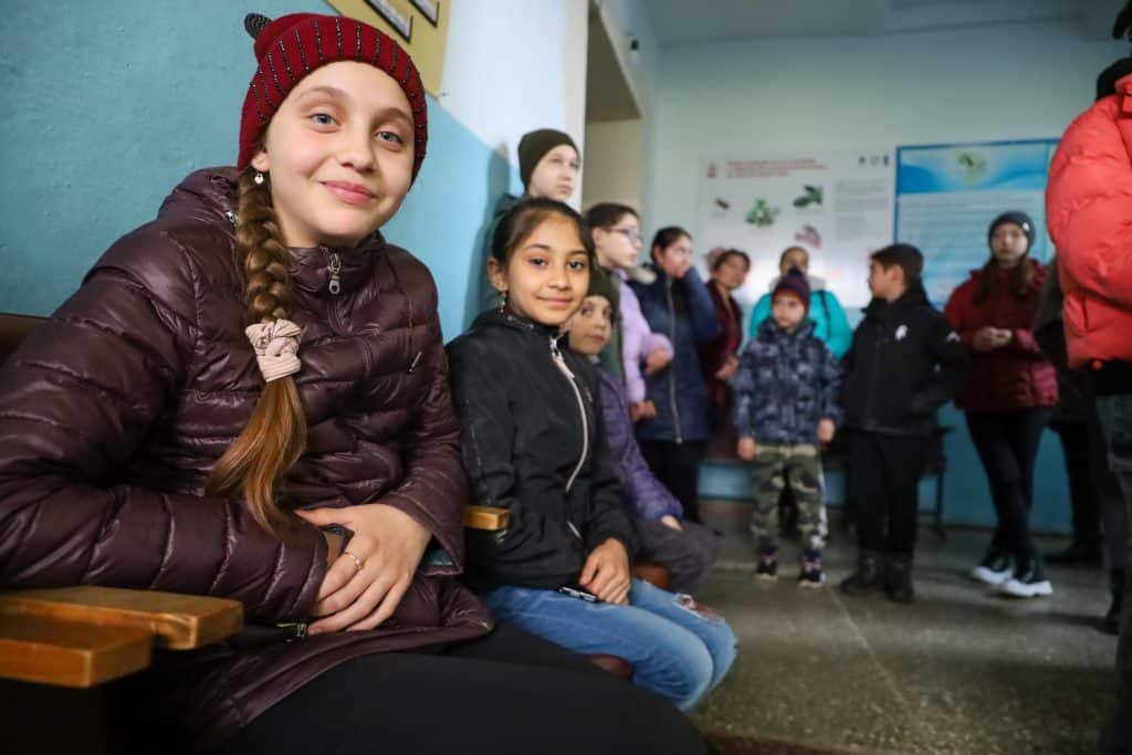 Des enfants ukrainiens, réfugiés en Moldavie, attendent impatiemment de commencer une activité récréative dans un 