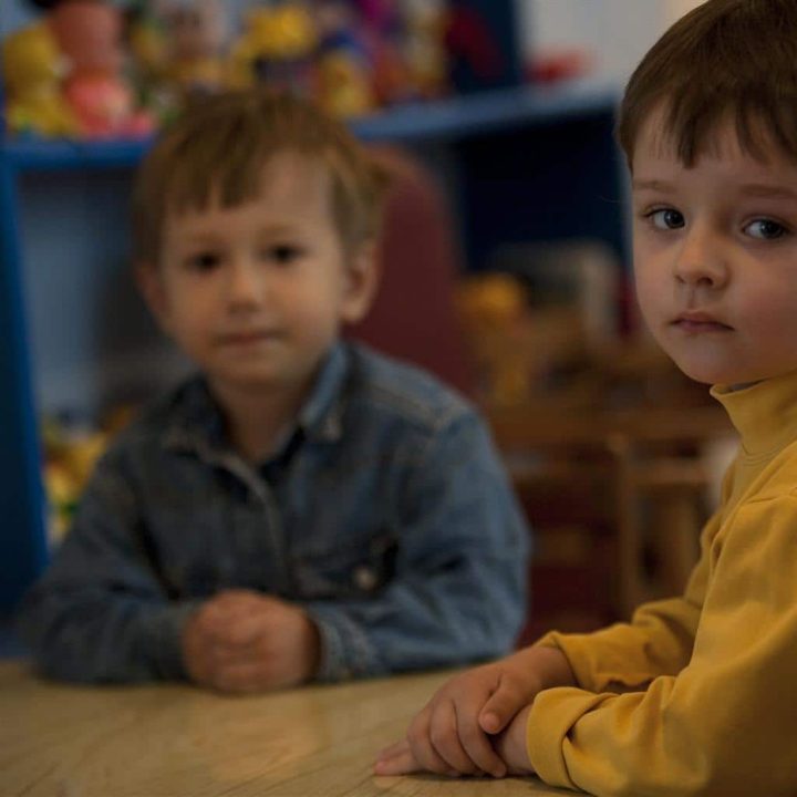 Photo d'illustration de deux jeunes garçons. © UNICEF/UNI114895/Holt