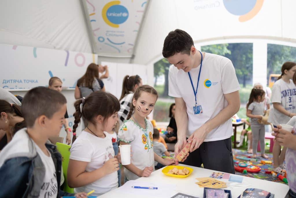 Le 6 juin 2023, en Ukraine, des enfants participent à des activités récréatives grâce au soutien de l'UNICEF © UNICEF/UNI412848/Makhanova