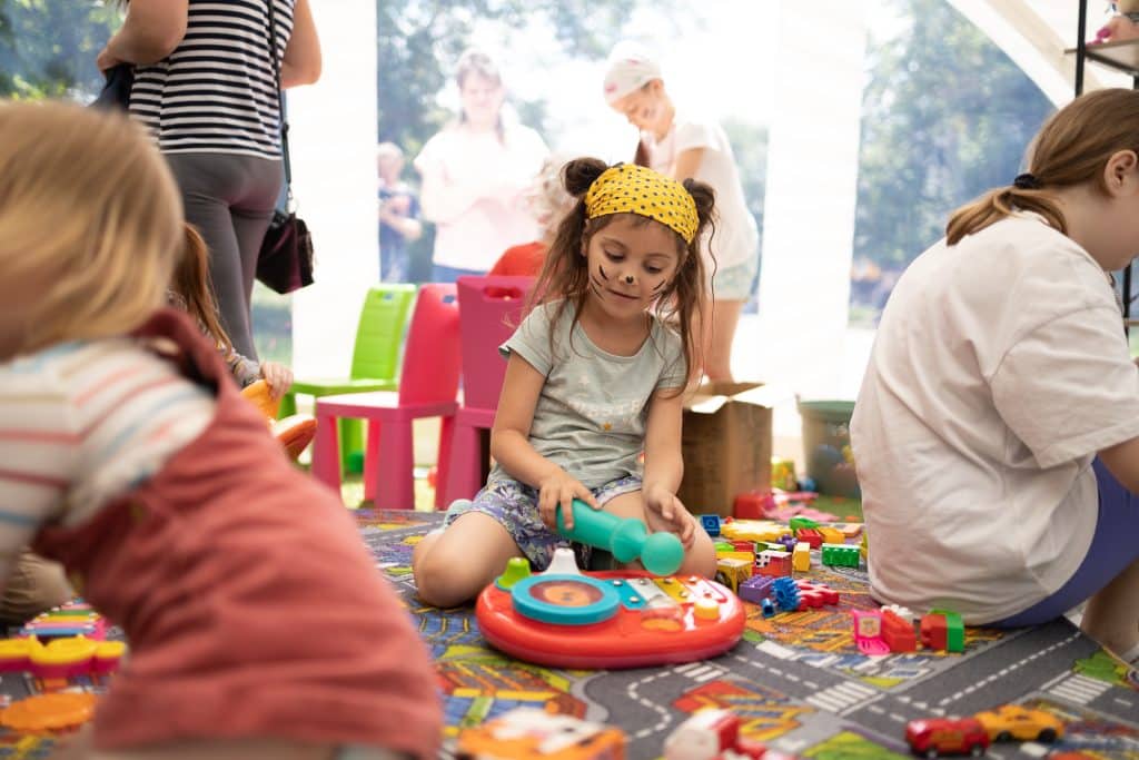 Le 6 juin 2023, en Ukraine, des enfants participent à des activités récréatives grâce au soutien de l'UNICEF © UNICEF/UNI412851/Makhanova