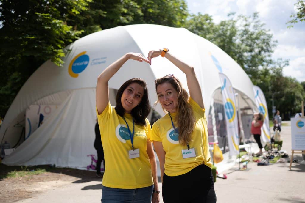 Le 6 juin 2023, en Ukraine, Anastasia et Ksenia, s'assurent que les enfants s'amusent et profitent des activités récréatives organisées par l'UNICEF © UNICEF/UNI412854/Makhanova