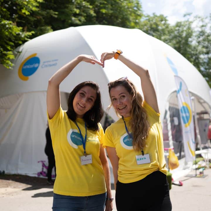 Le 6 juin 2023, en Ukraine, Anastasia et Ksenia, s'assurent que les enfants s'amusent et profitent des activités récréatives organisées par l'UNICEF © UNICEF/UNI412854/Makhanova