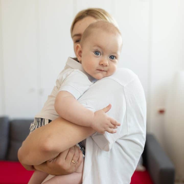 Aleksandra, 24 ans, joue avec son bébé de 6 mois. A cause de la guerre en Ukraine, la jeune maman a fui sa région natale pour se réfugier en Roumanie. © UNICEF/UNI421733/Câtu