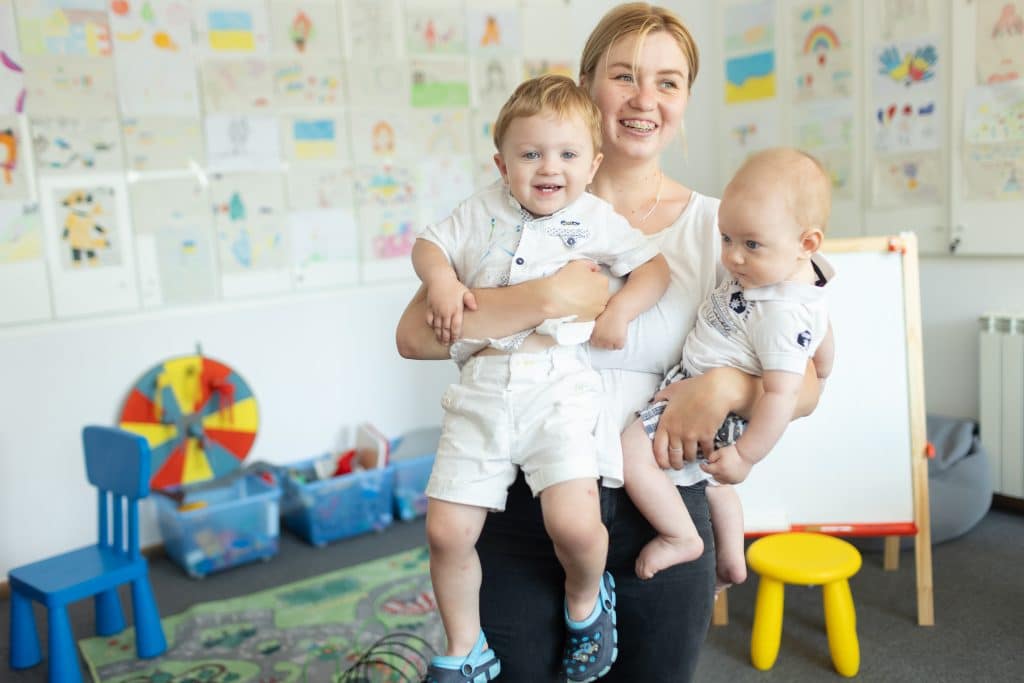 Aleksandra, 24 ans, joue avec ses deux bébés dans un 