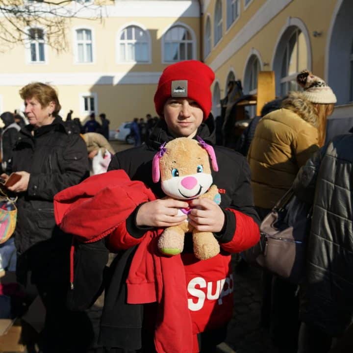 Sasha, 12 ans, a été contraint de fuir son village de Vrubivka, dans la région de Luhansk en ukraine. Ses parents et son grand-père sont restés sur place.