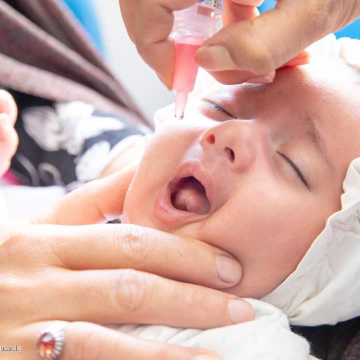 En août 2023, un bébé se fait vacciner dans la province d'Herat en Afghanistan. © UNICEF/UNI452706/Musadiq
