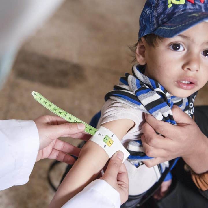 Ishak reçoit un bilan de santé et un dépistage de malnutrition de la part d'une équipe de santé mobile soutenue par l'UNICEF, dans le village de Jarba de la Ghouta orientale, dans la région rurale de Damas en Syrie.