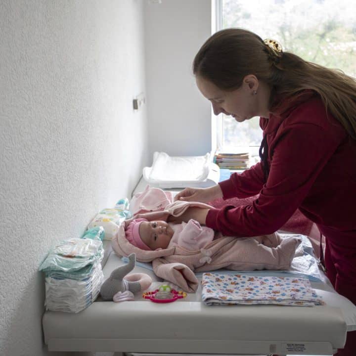 Tetiana s’occupe de sa fille qui vient de naitre dans un centre de santé soutenu par l’UNICEF à Kharkiv, à l’est de l’Ukraine.