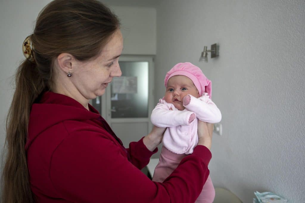 Tetiana s’occupe de sa fille qui vient de naitre dans un centre de santé soutenu par l’UNICEF à Kharkiv, à l’est de l’Ukraine. Tetiana était enceinte de neuf mois lorsque la guerre a commencé en Ukraine le 24 février 2022. 