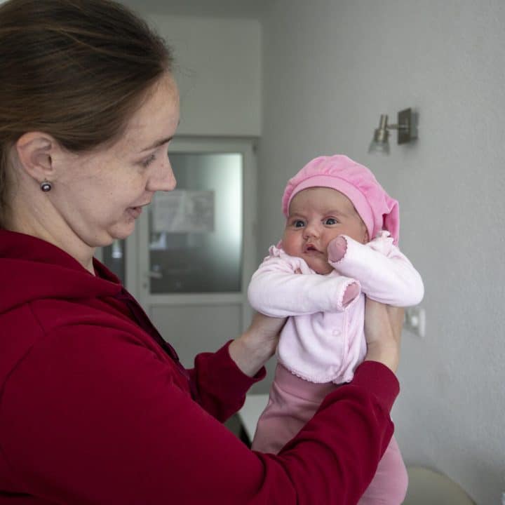 Tetiana s’occupe de sa fille qui vient de naitre dans un centre de santé soutenu par l’UNICEF à Kharkiv, à l’est de l’Ukraine. Tetiana était enceinte de neuf mois lorsque la guerre a commencé en Ukraine le 24 février 2022.