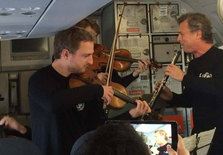 A l’occasion du lancement de sa collecte d’hiver pour l’UNICEF , easyJet orchestrait ce lundi 12 décembre une mission de haut vol inédite entre Paris et Nice, en étroite collaboration l’Orchestre Philharmonique de Radio France, Ambassadeur de l’UNICEF France, pour soutenir l’UNICEF. ©UNICEF France