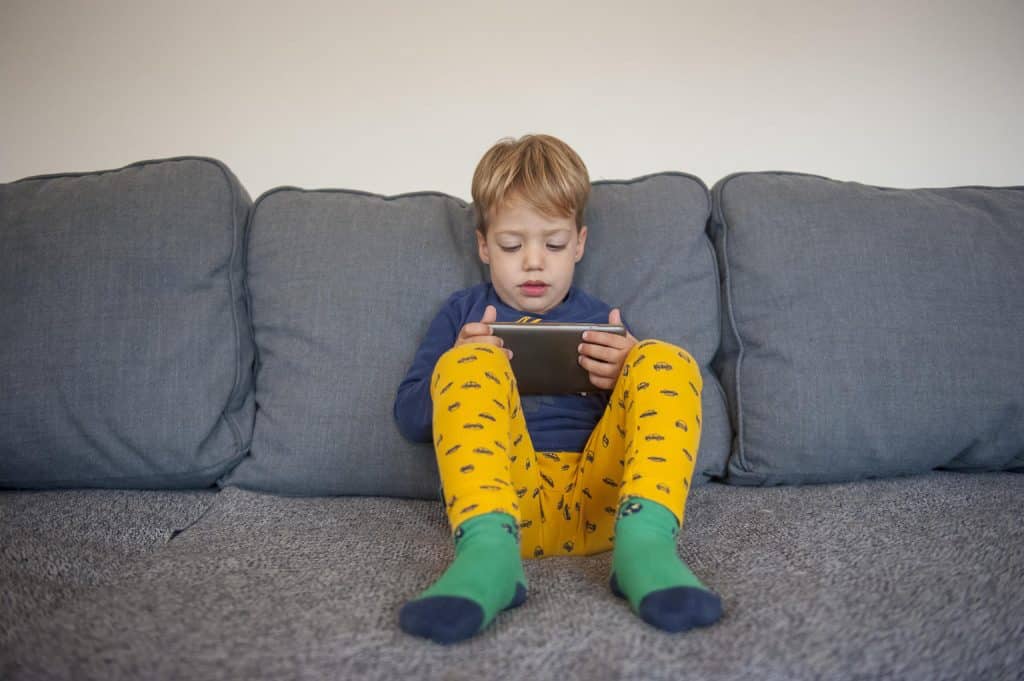 Kolja, 2 ans, regarde des dessins animés sur YouTube dans sa maison en Serbie.