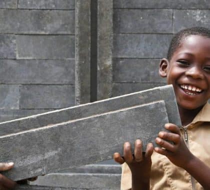 Côte d’Ivoire : une usine de briques en plastique recyclé pour construire des salles de classe