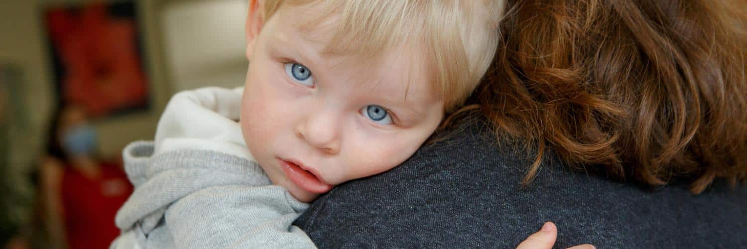 Le 21 avril 2022, en Ukraine, Solomiya, âgé d'un an, est tenu par sa mère, Hanna, avant d'être vacciné contre la polio dans un centre médical d'Uzhgorod.