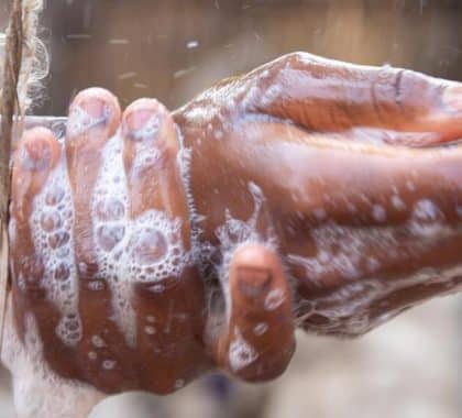 Le manque de lavage des mains au savon expose des millions de personnes à un risque accru de COVID-19