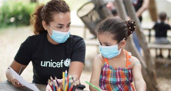 Une fillette, portant un masque pour se protéger de la COVID-19, participe à des activités psychosociales dans "l'espace ami des enfants" de l'UNICEF au jardin public de Karantina à Beyrouth, au Liban.©UNICEF/UNI366078/Choufany