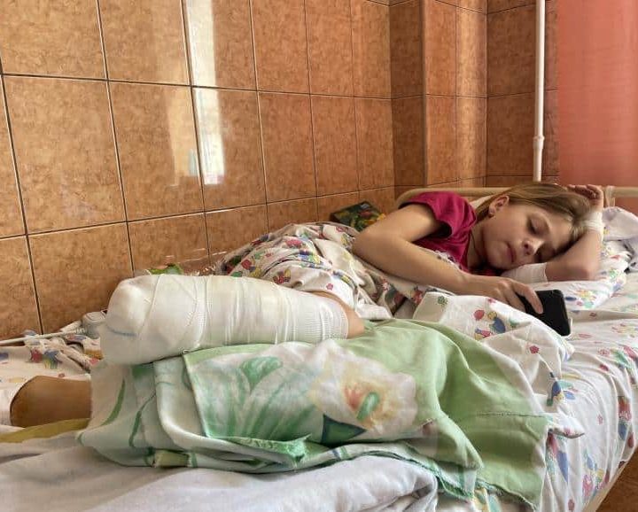 Yana, 11 ans, se rétablit à l'hôpital de Lviv avec sa mère Natalia et son frère jumeau Yaroslav. Elle a perdu deux jambes dans l'attaque au missile à la gare de Kramatorsk. ©UNICEF/UN0644014/Lviv