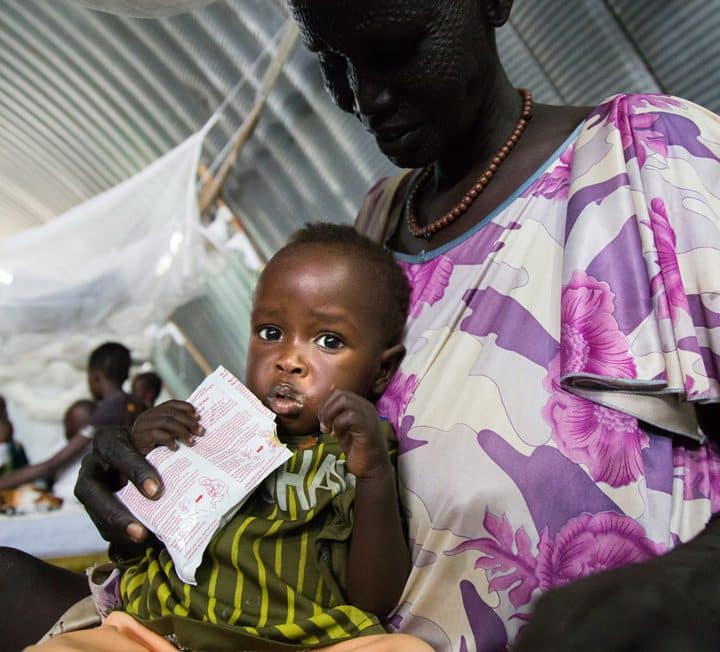 Photo d'illustration d'un enfant avec sa mère.