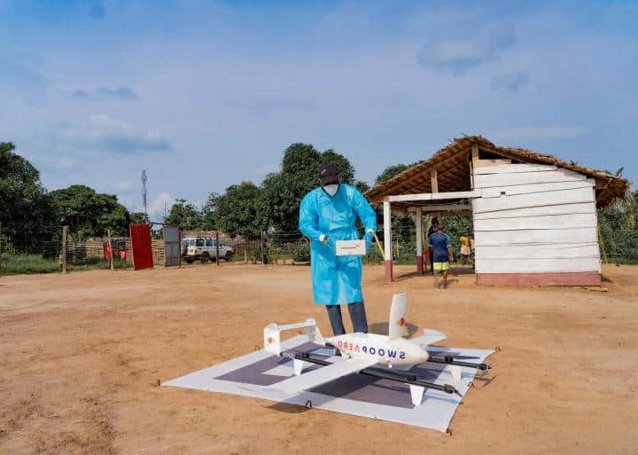 L'UNICEF utilise des drones médicaux dans le cadre de sa réponse à l'épidémie d'Ebola à Mbandaka. Les drones sont utilisés pour atteindre les zones difficiles d'accès. ©UNICEF/UN0642663/Mulala