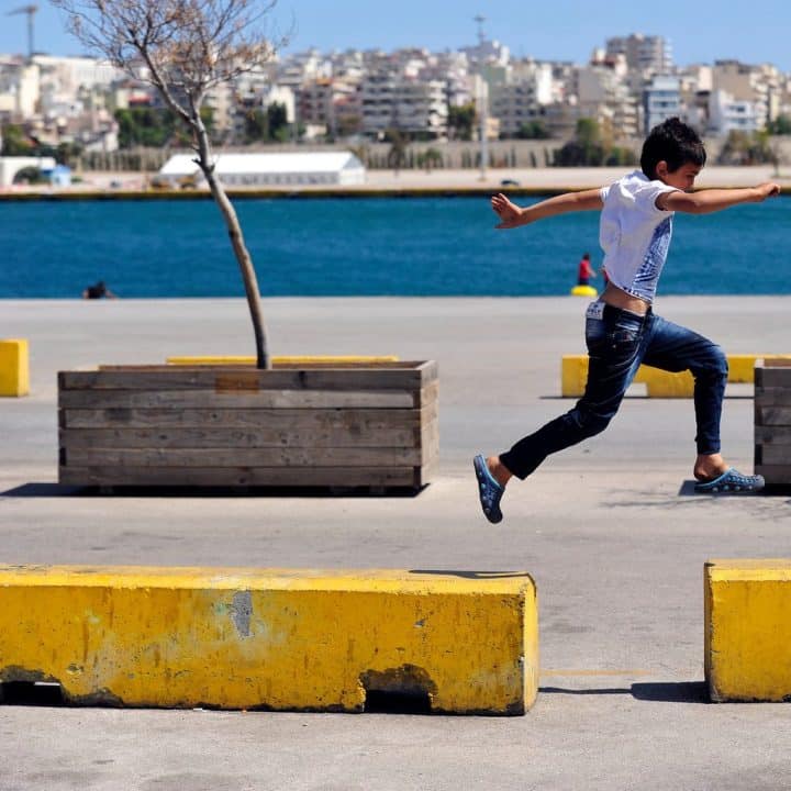 Le 25 mai en Grèce, Yousef, 11 ans, originaire de Syrie, saute de barrière en barrière dans la zone des docks du Pirée, le principal port de Grèce. ©UNICEF/UN021636/Georgiev