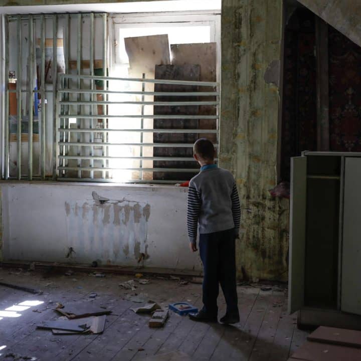 Le 23 septembre 2018 en Ukraine, Yura Khromchenko, 9 ans, dans la salle de classe de l'école maternelle qui a été directement touchée par un obus dans la région de Luhansk. ©UNICEF/UN0243154/Morris VII Photo