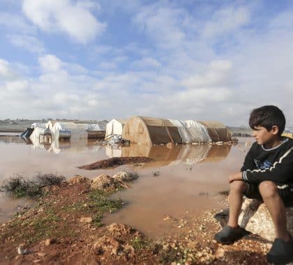 Changement climatique : un tout premier cadre politique mondial pour protéger les enfants en déplacement