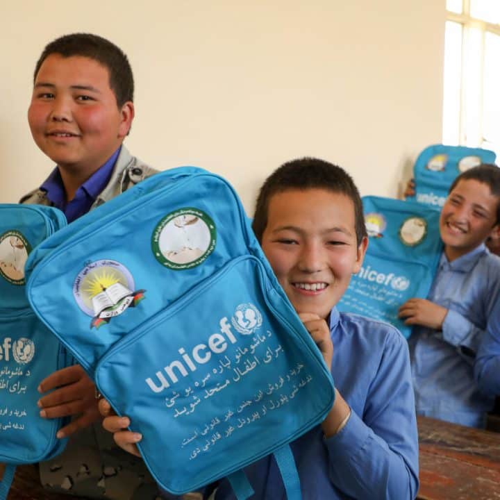 A Mazar, en Afghanistan, des écoliers reçoivent des nouveaux, le 31 mars 2021.