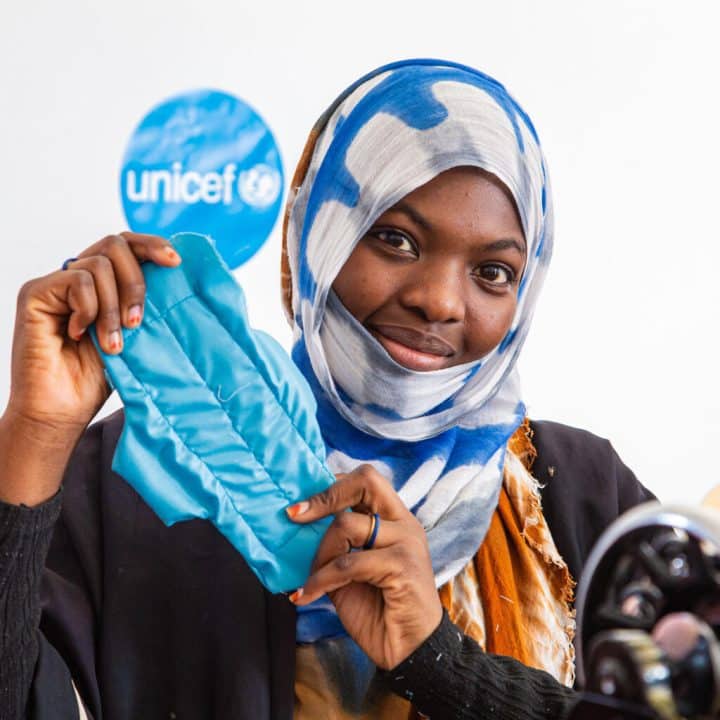 Au centre d'activités pour filles Dar Naim, soutenu par l'UNICEF, dans la banlieue de Nouakchott, Aliya, 23 ans, apprend à coudre des serviettes hygiéniques réutilisables en tissu. L'hygiène menstruelle est un véritable problème en Mauritanie, en raison du manque d'installations sanitaires et d'informations et constitue l'une des principales causes d'abandon scolaire précoce chez les jeunes filles. © UNICEF/UN0467630/Pouget