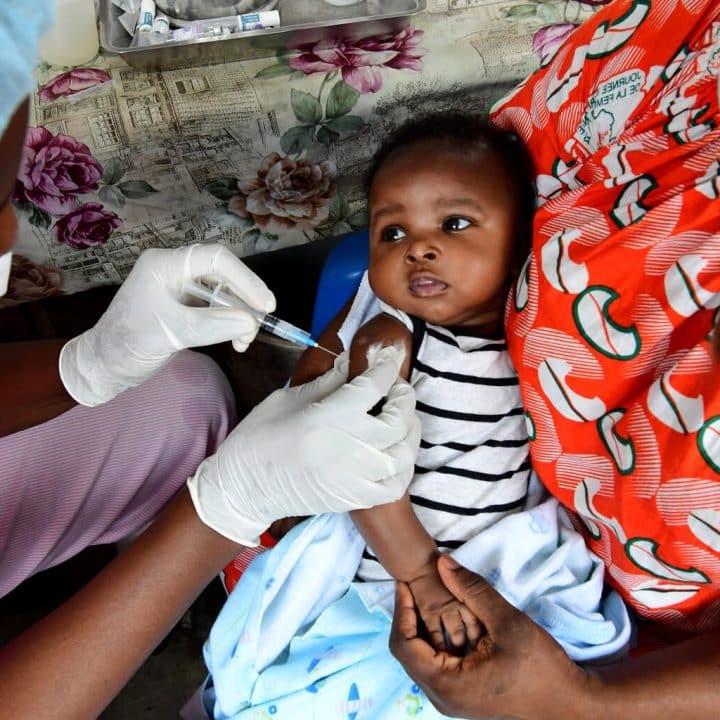 Un bébé est pesé, mesuré et vacciné dans le centre de santé de Gonzagueville, une banlieue d'Abidjan, dans le sud de la Côte d'Ivoire. ©UNICEF/UN0492544/Dejongh