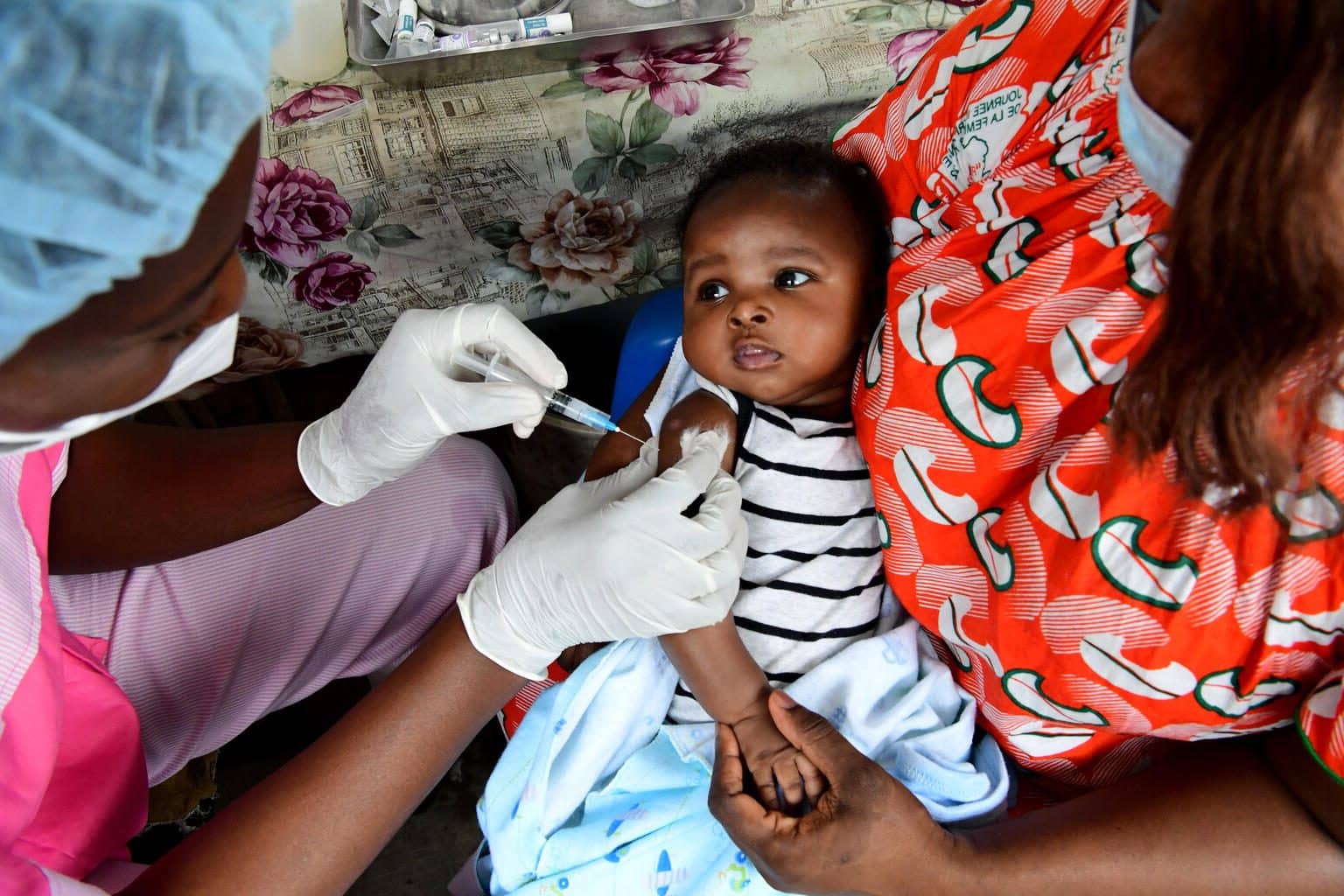 Un bébé est pesé, mesuré et vacciné dans le centre de santé de Gonzagueville, une banlieue d'Abidjan, dans le sud de la Côte d'Ivoire. ©UNICEF/UN0492544/Dejongh