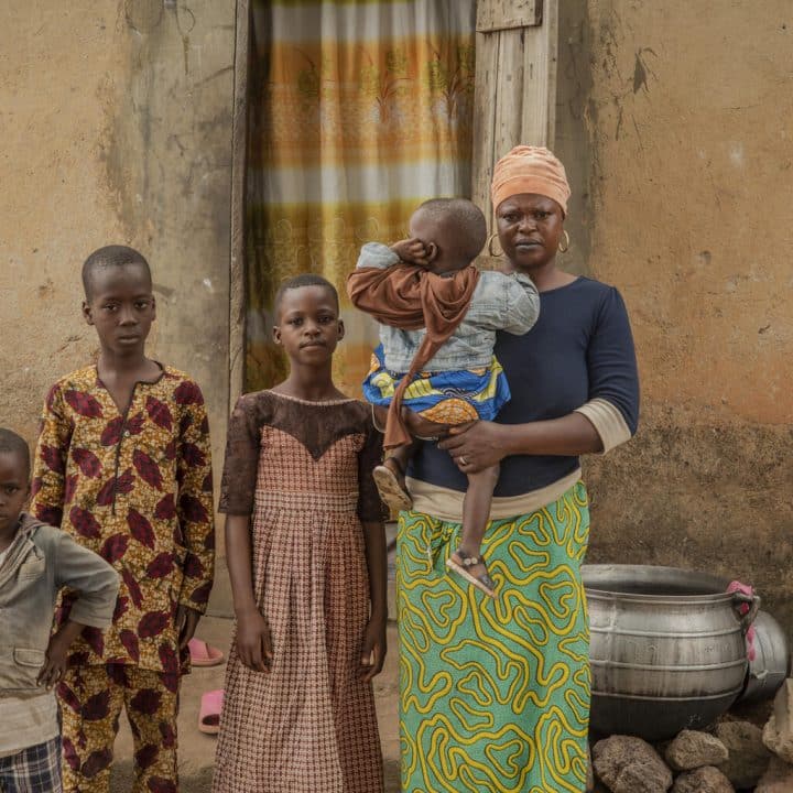 Kotchoni Edith est mère de 4 enfants. Elle a bénéficié du projet « Cash plus care » une initiative qui vise à réduire la vulnérabilité des ménages et à lutter contre le mariage des enfants surtout en période Covid-19. ©UNICEF/UN0511573/Abdou