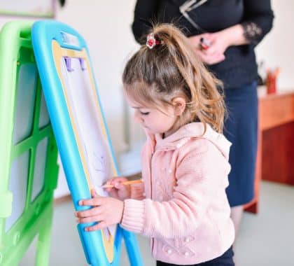 Lettre ouverte :  » Emmanuel Macron, tendez la main aux enfants et aux jeunes « 