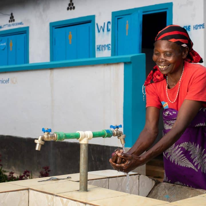 Une femme se lave les mains dans un point d'eau construit par l'UNICEF dans le centre de santé de Cibingu, près de Bukavu, province du Sud-Kivu, République démocratique du Congo, le 27 septembre 2021. ©UNICEF/UN0549898/