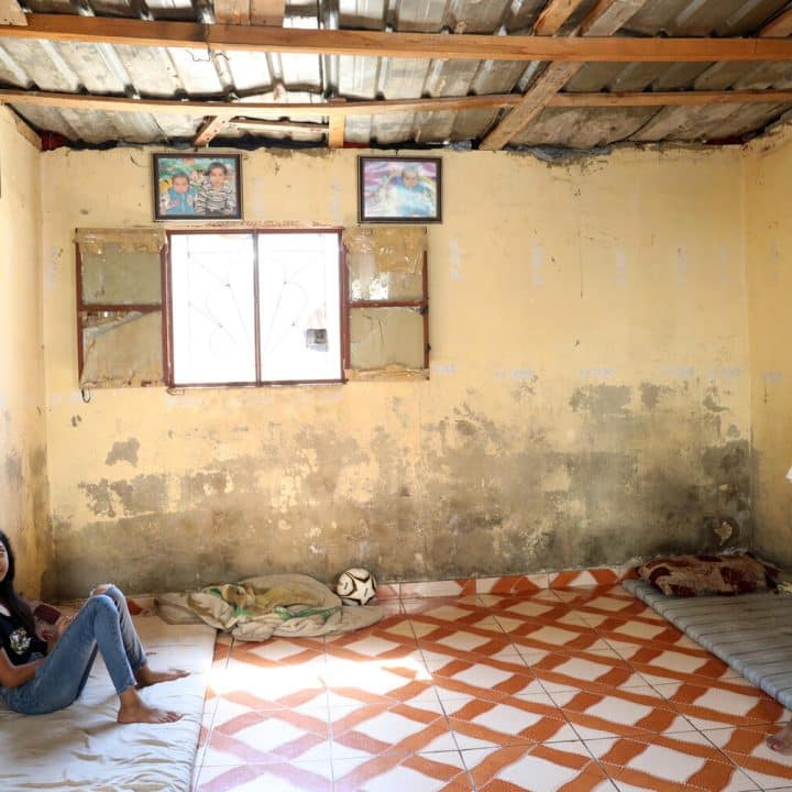 Sara, 11 ans, et Bilal, 8 ans, dans leur maison de Hay el Gharbeh, à Beyrouth, le 30 juin 2021. Les enfants sont soutenus dans le cadre de programmes éducatifs au centre de Tahaddi, partenaire de l'UNICEF. ©UNICEF/UN0550983/Choufany