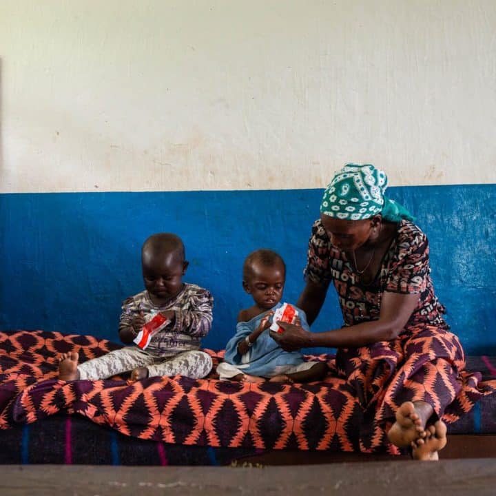 Bernard (20mois) et sa sœur Salama (30mois) mangentleurs plupynut au niveau du centre de santé situé dans le territoire de Walikale et appuyé par Unicef dans lequel ils sont sous traitement contre la malnutrition. © UNICEF/UN0567622/Bashizi