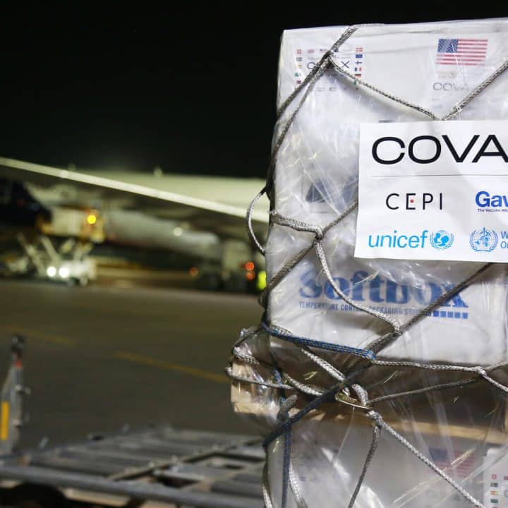 Le 15 janvier 2021, les vaccins COVID-19 achetés par la facilité COVAX arrivent à l'aéroport de Kigali au Rwanda. L'expédition de 1,1 million de vaccins COVID-19 au Rwanda comprend la milliardième dose fournie par l'installation COVAX. © UNICEF/UN0579046/Kanobana