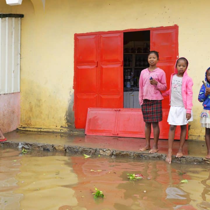 Dans la région d'Analamanga à Madagascar, des personnes se frayent un chemin dans des rues inondées. Le cyclone Batsirai qui s’est abattu sur le sud-est et le centre du pays a provoqué de nombreux dégâts. Dans les régions touchées, des milliers de personnes ont été déplacées.