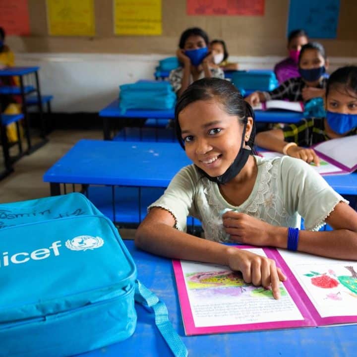 Tasmin, une étudiante en langue de 6e année du MCP, appréciant sa classe au centre d'apprentissage pour enfants de Barnamala, mis en place par Mukti (ONG locale) soutenue par l'UNICEF. Camp de Cox's Bazar, le 13 janvier 2022. ©UNICEF/UN0581213/Kiron