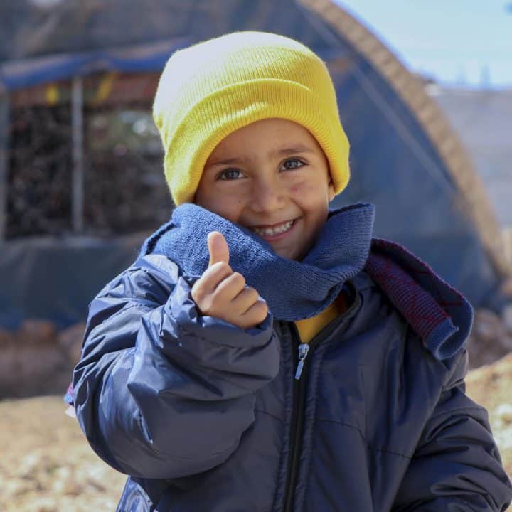 Le 5 octobre 2021, Rashid, 4 ans, est heureux d'avoir des nouveaux vêtements d'hiver. Ils ont distribués par l'UNICEF dans le camp de Fafin, au nord d'Alep.