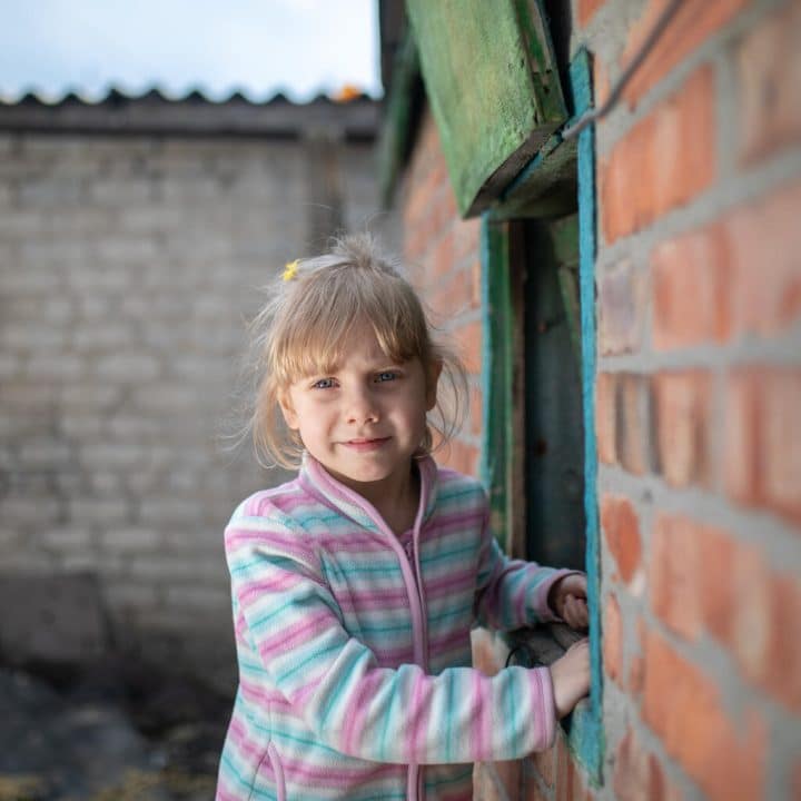 Alors que le conflit dans l’est de l’Ukraine se poursuit, une jeune fille, Vika, d’Avdiivka, se prépare à aller à l’école.