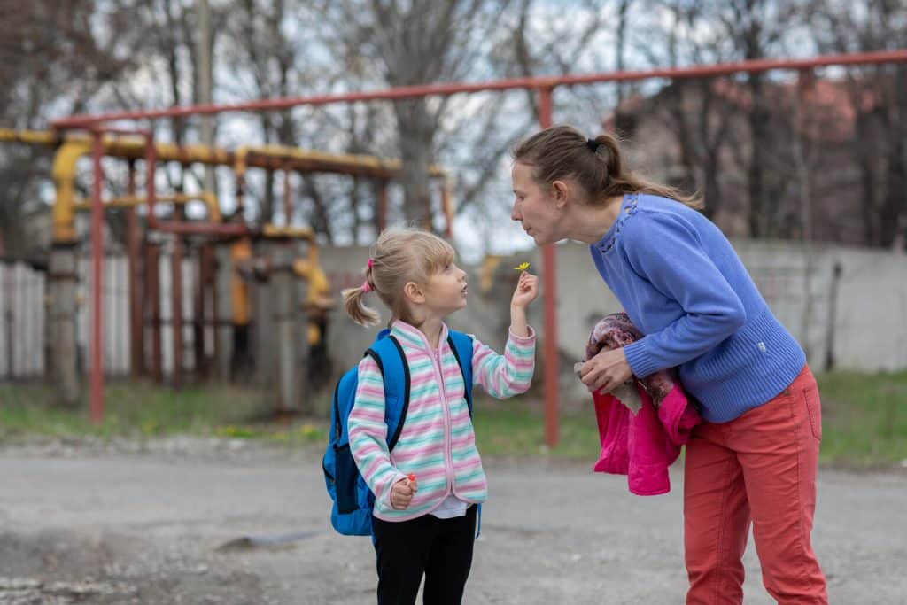 Tenant la main de sa mère, la jeune fille ne prête pas attention aux sons lointains des mortiers alors qu’elles se dirigent vers l’école. C’est la seule vie qu’elle n’ait jamais connue en Ukraine.