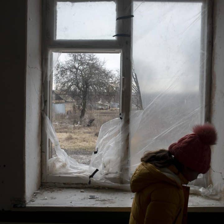 Le 10 février 2022, dans l'est de l'Ukraine, Nastia, 16 ans et sa jeune sœur visitent l'école vide où Nastia était autrefois élève. ©UNICEF/UN0597402/Filippov