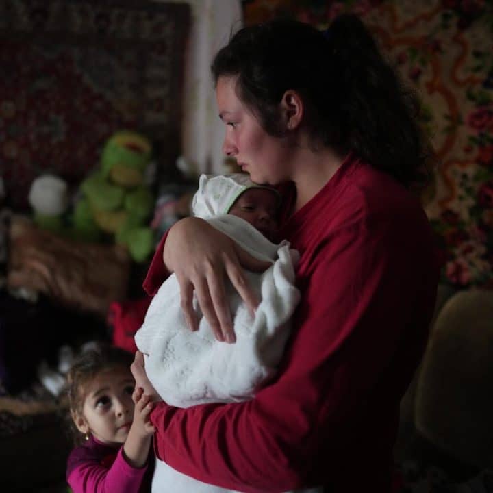 Le 20 février 2022, Anastasia Manha, 23 ans, berce son fils Mykyta, âgé de deux mois, après un bombardement par les forces séparatistes à Novognativka, dans l'est de l'Ukraine. ©UNICEF/UN0597952/Maloletka
