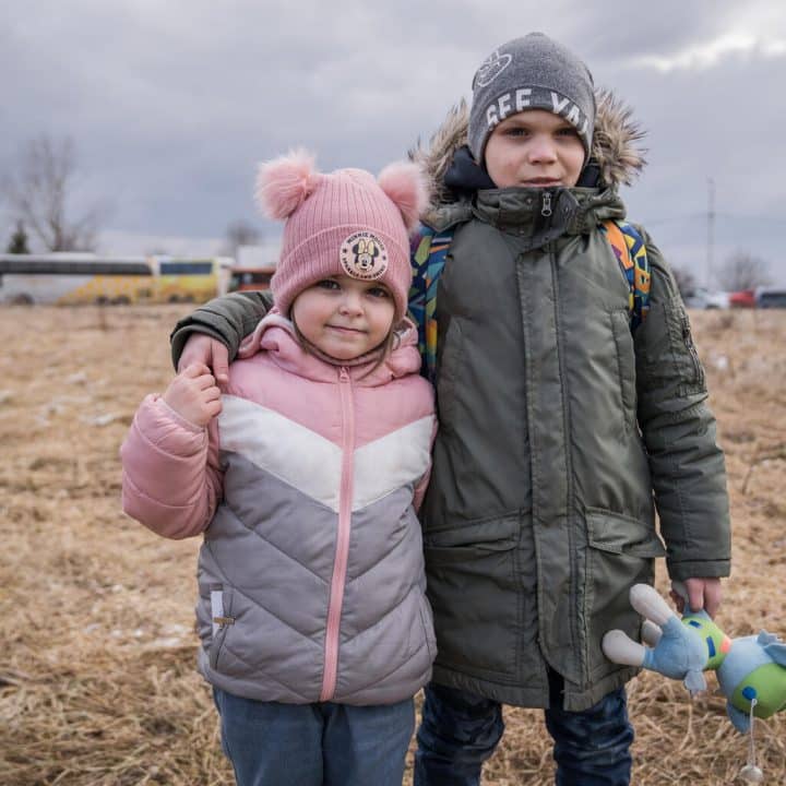 Divia, 5 ans, et Damia, 8 ans, accompagnés de leur mère Olga, 36 ans, sont arrivés en Roumanie le lundi 28 février 2022 de Zaporizhzhia, une ville du sud-est de l’Ukraine.