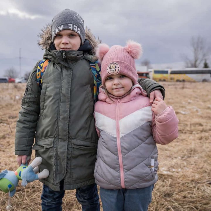 Divia, 5 ans, et Damia, 8 ans, accompagnés de leur mère Olga, 36 ans, sont arrivés en Roumanie le lundi 28 février 2022 de Zaporizhzhia, une ville du sud-est de l’Ukraine.